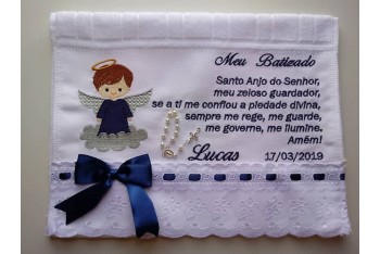 TOALHA DE BATIZADO ORAÇÃO SANTO ANJO COM TERÇO E TIRA BORDADA 01